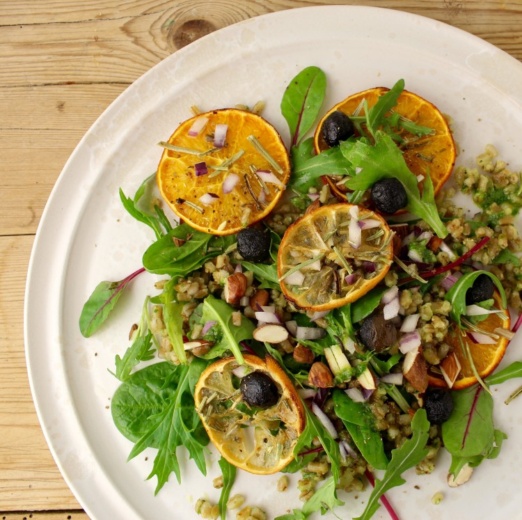 Blandet grøn salat med rugperler i ramsløgpesto og rosmarinbagte appelsinskiver - Vegansk opskrift - Mad med glød