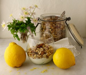 Granola med citronsaft og fintrevet citronskal - Vegansk opskrift - Mad med glød