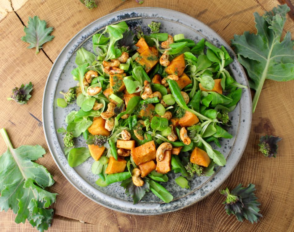 Vårsalat med kokosbagt sødkartoffel, strandkål og paprikaristede cashewnødder - Mad med glød