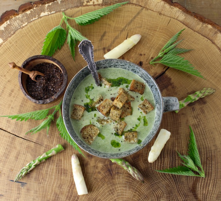 Asparges-brændenældesuppe med røget salt - Vegansk opskrift - Mad med glød