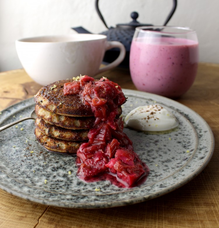 Boghvedeblinis med rabarberkompot - Vegansk opskrift - Mad med glød