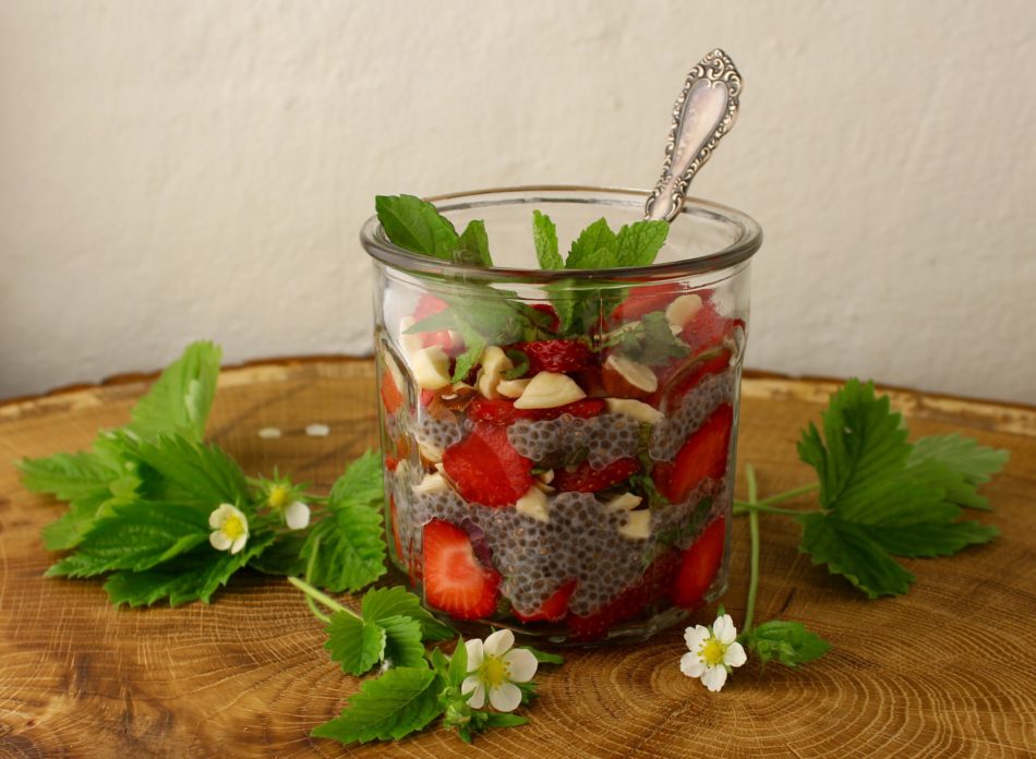 Kold chiagrød med friske jordbær, mandler og mynte - Vegansk opskrift - Mad med glød