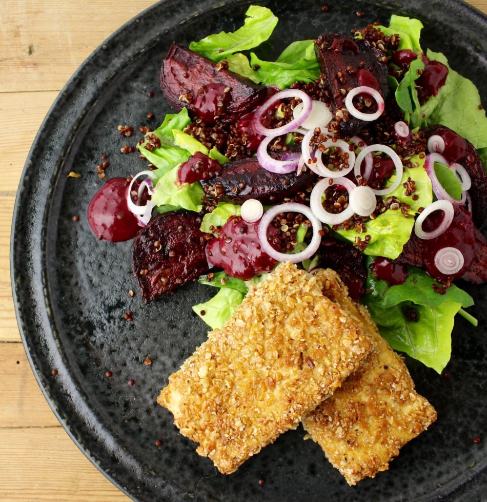 Boghvedepaneret marineret tofu, blandet grøn salat med bagte rødbeder, rød quinoa og kirsebærvinaigrette - Mad med glød