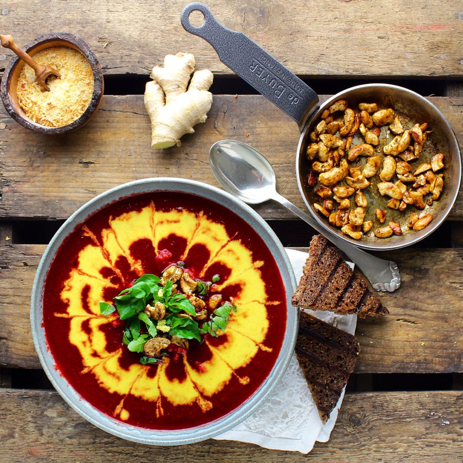 Rødbedesuppe med ingefær, gurkemeje, kanel, spidskommen og koriander - Vegansk opskrift - Mad med glød