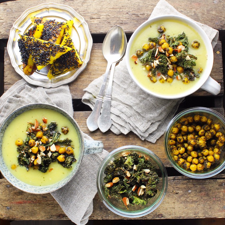 Pastinaksuppe med grønkålschips, mandler og ristede kikærter - Vegansk opskrift - Mad med glød