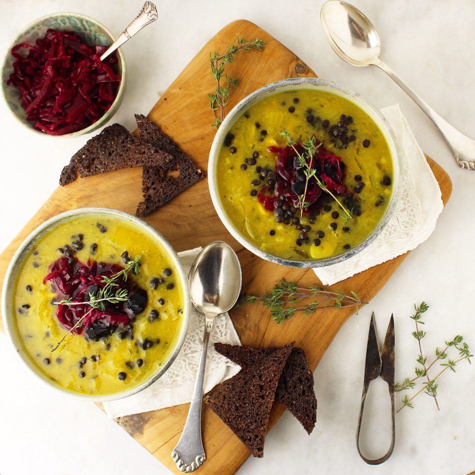 Løgsuppe med hvidløg, gurkemeje og timian - Vegansk opskrift - Mad med glød