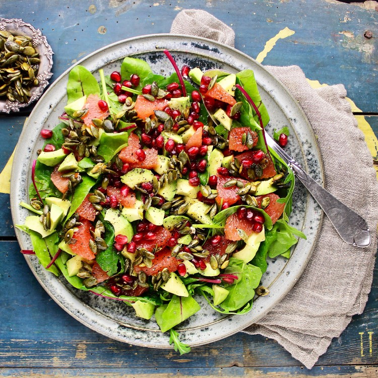 Spæde salater med granatæblekerner, rød grape, avocado og ristede græskarkerner - Vegansk - Mad med glød