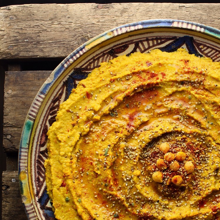 Humus med karry, spidskommen, gurkemeje og soltørrede tomater - Vegansk opskrift - Mad med glød