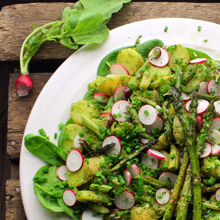 Kartoffelsalat med avocadocreme, spinat, asparges og radiser - Plantebaseret / Vegansk opskrift - Mad med glød