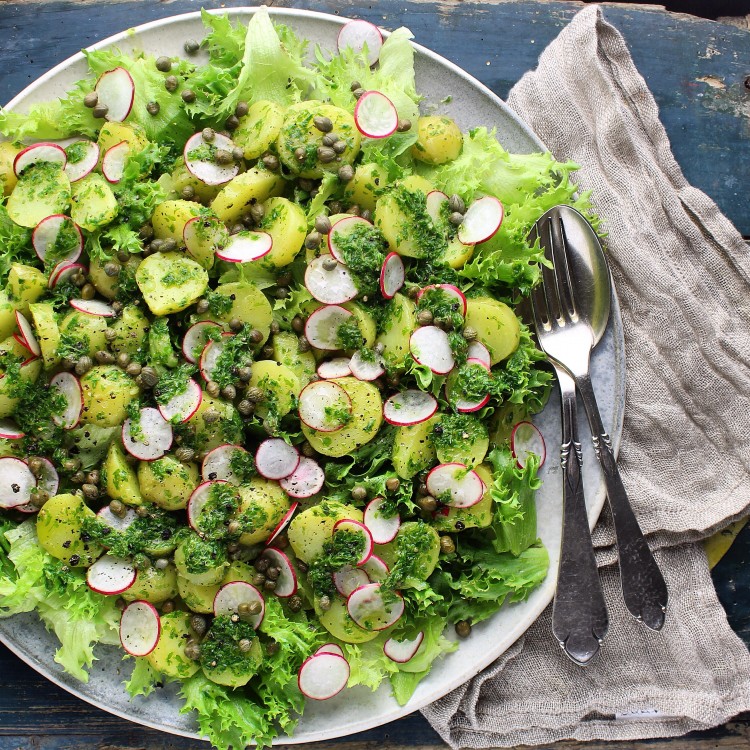 Kartoffelsalat med persille, kapers og radiser - Plantebaseret / Vegansk opskrift - Mad med glød