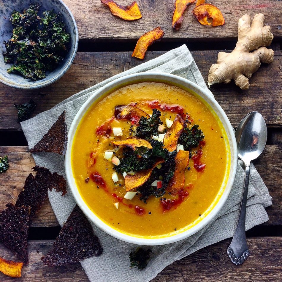 Hokkaidosuppe toppet med chiliolie, æbletern og grønkålschips - Vegansk opskrift - Mad med glød