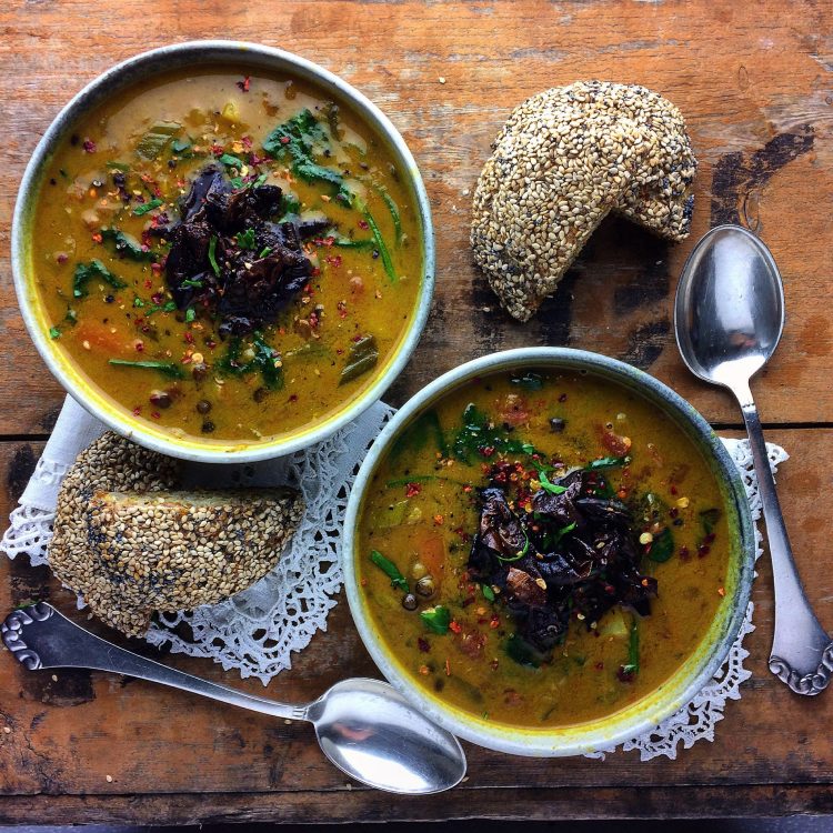 Rustik grønsagssuppe med belugalinser og stegt Söl - Plantebaseret / Vegansk opskrift - Mad med glød