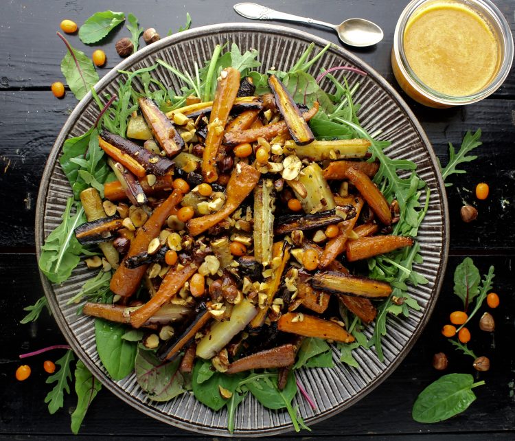 Vintersalat med flerfarvede gulerødder og havtornvinaigrette - Plantebaseret / Vegansk opskrift - Mad med glød