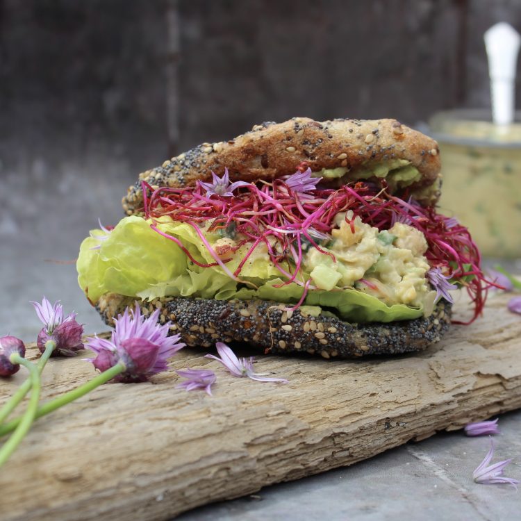 Kikærtepålæg med avocado, agurk og purløg - Plantebaseret / Vegansk opskrift - Mad med glød