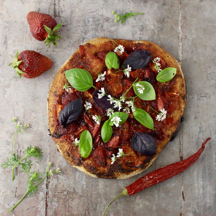 Pizza med jordbær, cherrytomater og chili - Plantebaseret / Vegansk opskrift - Mad med glød